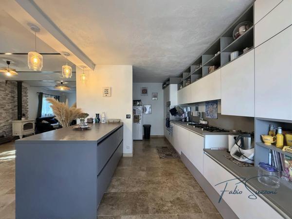 Immeuble à vendre 37 pièces de 1 700 m²