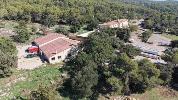 Immeuble à vendre 37 pièces de 1 700 m²