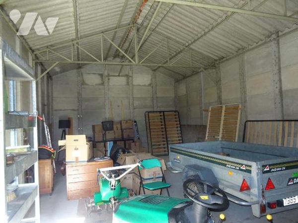 Sur un terrain clos et arboré de 881 m², garage construit en 2006 d'une superficie de 51 m². Gr...