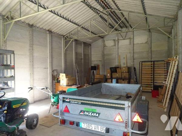 Sur un terrain clos et arboré de 881 m², garage construit en 2006 d'une superficie de 51 m². Gr...