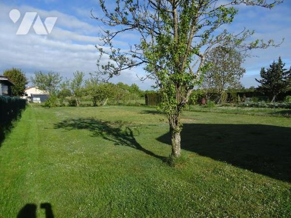 Sur un terrain clos et arboré de 881 m², garage construit en 2006 d'une superficie de 51 m². Gr...