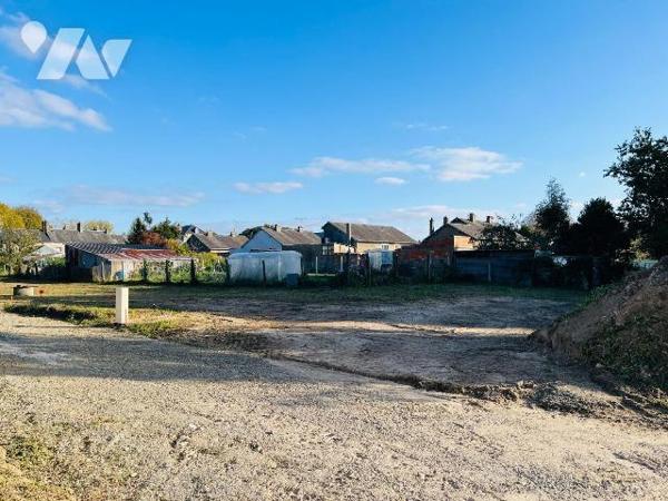 A vendre sur la commune de Le Val-Saint-Père, terrain à bâtir de 660 m² borné et viabilisé (eau...