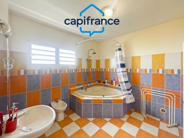 Villa T8 de plus de 200m² avec piscine.