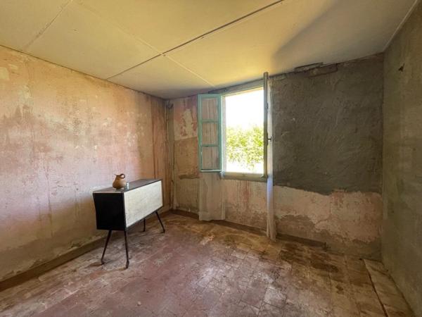 Maison à rénover entièrement avec grange dans un hameau calme à 10 min de Varennes-sur-Allier