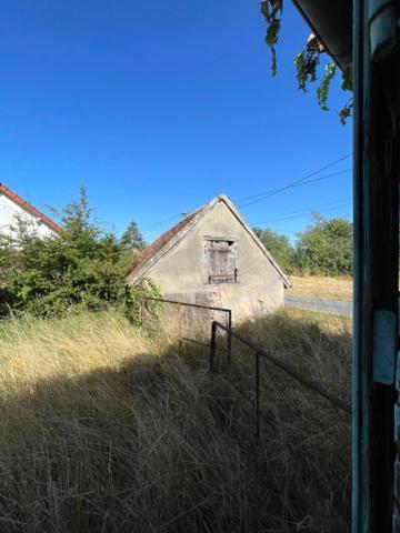 Maison à rénover entièrement avec grange dans un hameau calme à 10 min de Varennes-sur-Allier