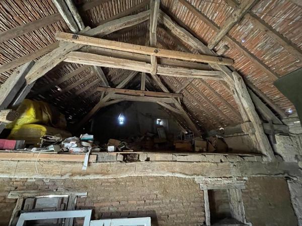 Maison à rénover entièrement avec grange dans un hameau calme à 10 min de Varennes-sur-Allier
