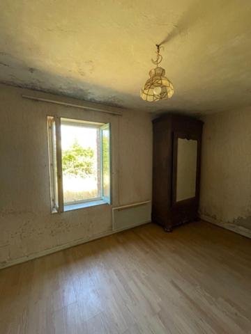 Maison à rénover entièrement avec grange dans un hameau calme à 10 min de Varennes-sur-Allier