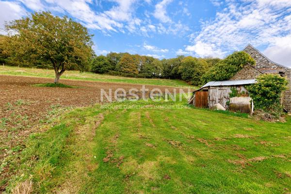 Vente d'une bâtisse en pierres avec dépendances 15000 m² de terrain en campagne du Gouray