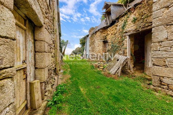 Vente d'une bâtisse en pierres avec dépendances 15000 m² de terrain en campagne du Gouray