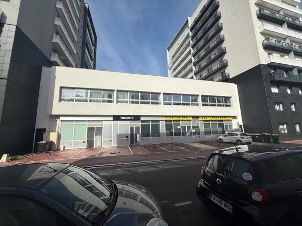 Vente                                                      Local commercial
                        
                     8 pièces                      3189 m2                     à Charenton-le-Pont