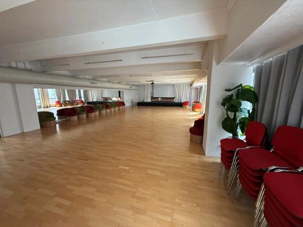 Vente                                                      Local commercial
                        
                     8 pièces                      3189 m2                     à Charenton-le-Pont