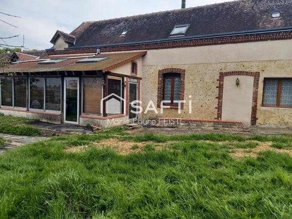 Corps de ferme très bien situé – Proche du Mans a seulement 44 km du Mans et 24 kms de Montoire  , proximité immédiate d’un centre commercial, ce corps de ferme offre de nombreuses possibilités dans un cadre calme et verdoyant.