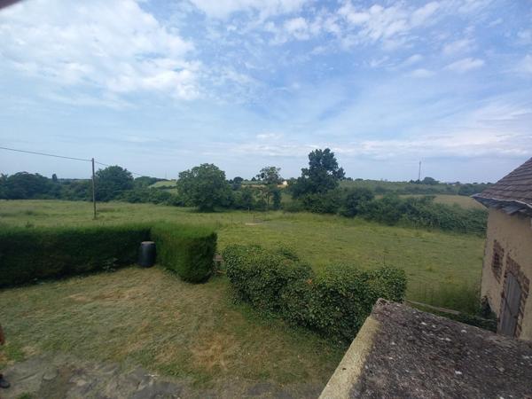 Corps de ferme très bien situé – Proche du Mans a seulement 44 km du Mans et 24 kms de Montoire  , proximité immédiate d’un centre commercial, ce corps de ferme offre de nombreuses possibilités dans un cadre calme et verdoyant.