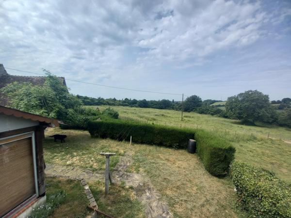 Corps de ferme très bien situé – Proche du Mans a seulement 44 km du Mans et 24 kms de Montoire  , proximité immédiate d’un centre commercial, ce corps de ferme offre de nombreuses possibilités dans un cadre calme et verdoyant.