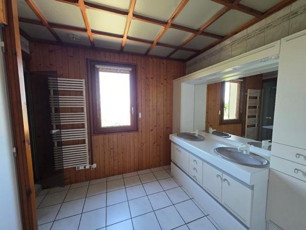 Maison familiale 4 chambres avec vue dégagée et grand terrain