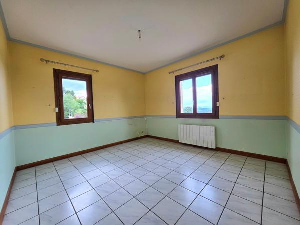 Maison familiale 4 chambres avec vue dégagée et grand terrain