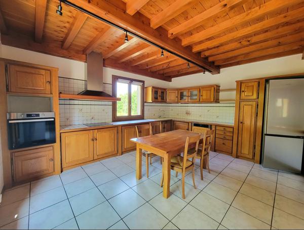 Maison familiale 4 chambres avec vue dégagée et grand terrain