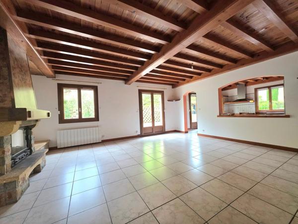 Maison familiale 4 chambres avec vue dégagée et grand terrain