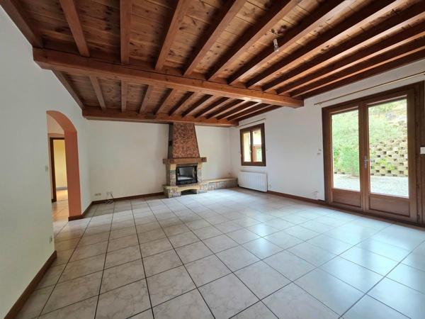 Maison familiale 4 chambres avec vue dégagée et grand terrain