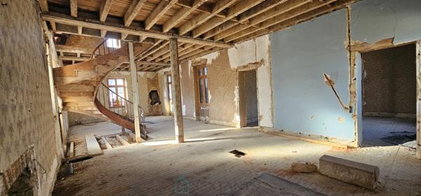 A Sarlat, vaste appartement brut de 190 m² à réinventer entièrement.