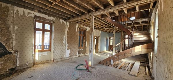 A Sarlat, vaste appartement brut de 190 m² à réinventer entièrement.