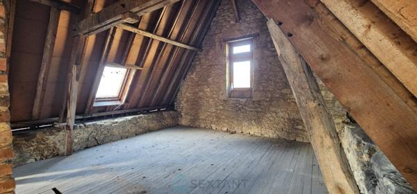 A Sarlat, vaste appartement brut de 190 m² à réinventer entièrement.