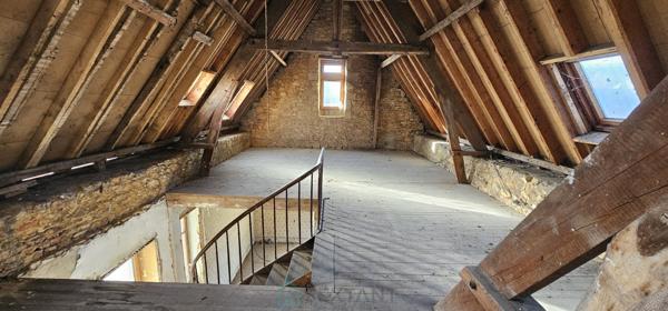 A Sarlat, vaste appartement brut de 190 m² à réinventer entièrement.