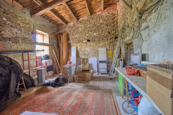 Corps de ferme 146m2 et dépendances attenantes au calme sur 1 Hectare!