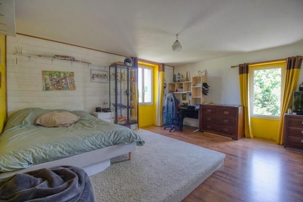 Corps de ferme 146m2 et dépendances attenantes au calme sur 1 Hectare!