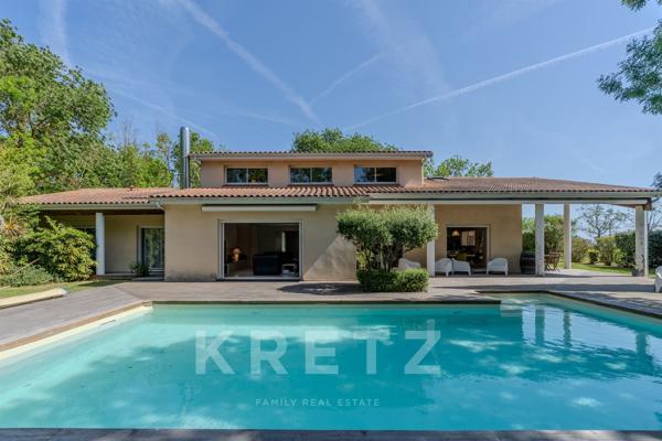 Villa d’architecte à vendre à Clermont-le-Fort avec piscine et beau terrain