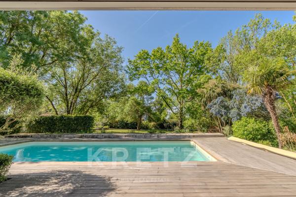 Villa d’architecte à vendre à Clermont-le-Fort avec piscine et beau terrain