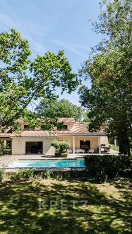 Villa d’architecte à vendre à Clermont-le-Fort avec piscine et beau terrain