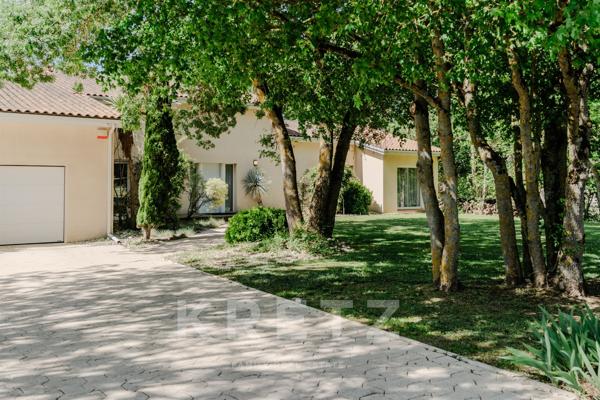 Villa d’architecte à vendre à Clermont-le-Fort avec piscine et beau terrain