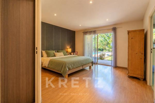 Villa d’architecte à vendre à Clermont-le-Fort avec piscine et beau terrain