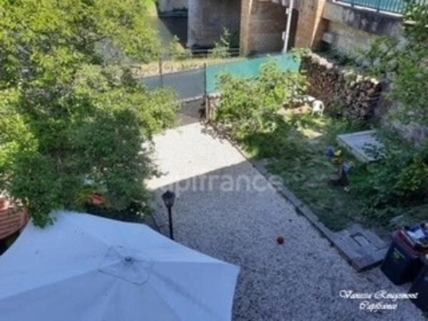 Maison de ville avec cour, garage, espace bien-être et vue sur l’Yonne – Appoigny