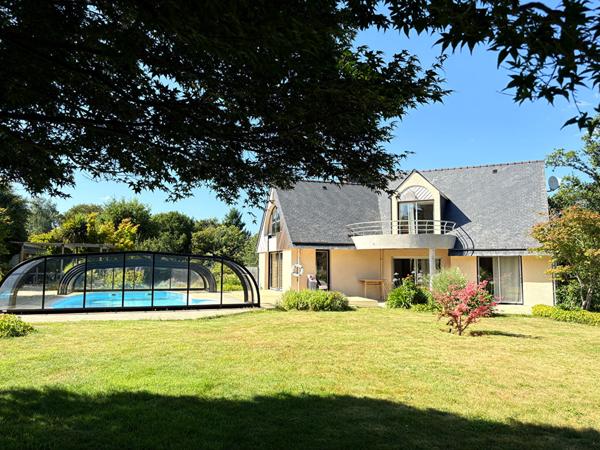 Pleuven, jolie maison d'architecte, avec piscine, au coeur de la nature.