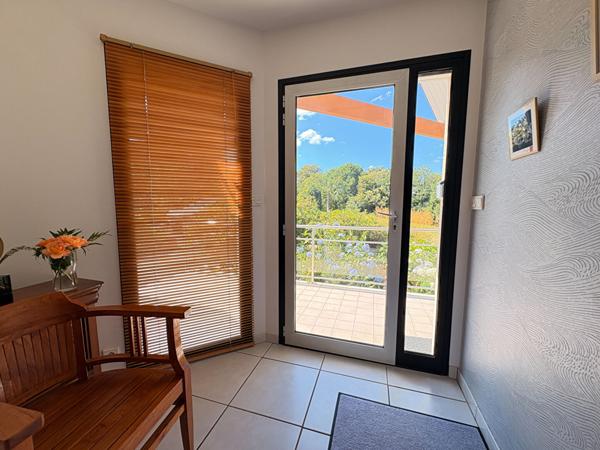 Pleuven, jolie maison d'architecte, avec piscine, au coeur de la nature.