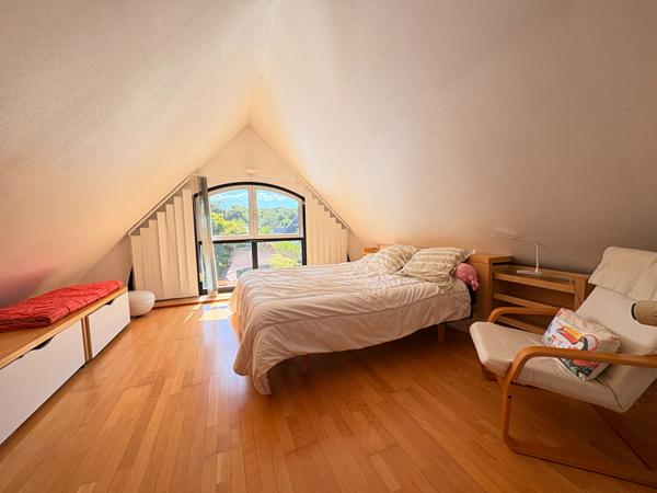 Pleuven, jolie maison d'architecte, avec piscine, au coeur de la nature.