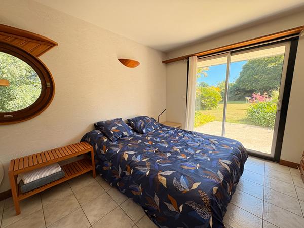 Pleuven, jolie maison d'architecte, avec piscine, au coeur de la nature.