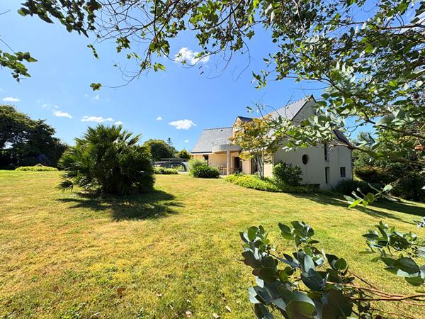 Pleuven, jolie maison d'architecte, avec piscine, au coeur de la nature.