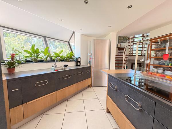 Pleuven, jolie maison d'architecte, avec piscine, au coeur de la nature.