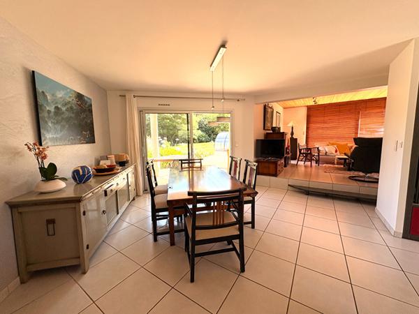 Pleuven, jolie maison d'architecte, avec piscine, au coeur de la nature.