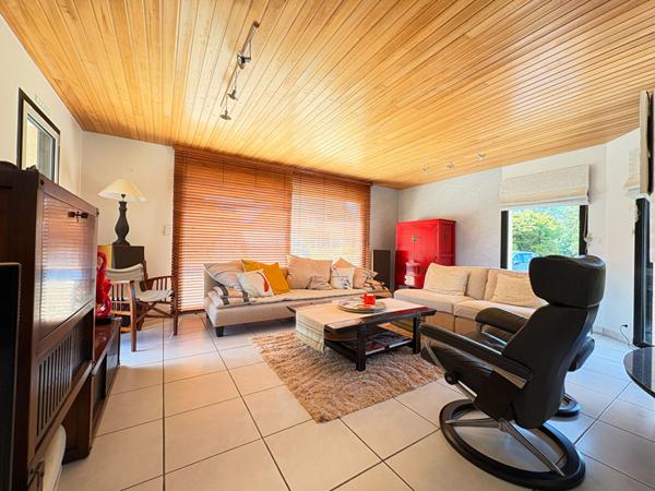 Pleuven, jolie maison d'architecte, avec piscine, au coeur de la nature.