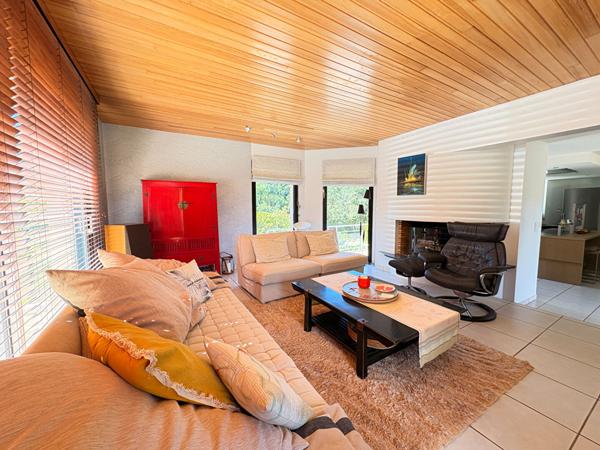 Pleuven, jolie maison d'architecte, avec piscine, au coeur de la nature.