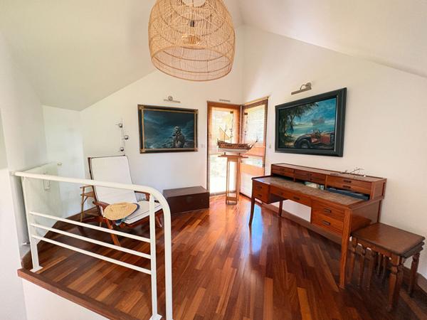 Pleuven, jolie maison d'architecte, avec piscine, au coeur de la nature.