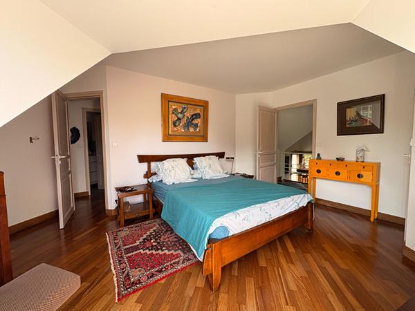 Pleuven, jolie maison d'architecte, avec piscine, au coeur de la nature.