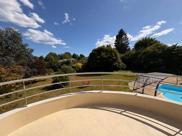 Pleuven, jolie maison d'architecte, avec piscine, au coeur de la nature.