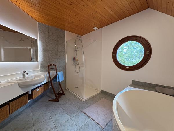 Pleuven, jolie maison d'architecte, avec piscine, au coeur de la nature.