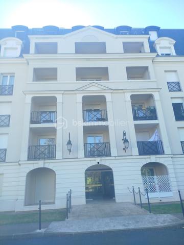 À VENDRE – Appartement T2 de 57 m² à DAMMARIE-LES-LYS

Dans une résidence sécurisée, fermée et recherchée, découvrez cet agréable appartement de 57 m², situé au 4ᵉ étage avec ascenseur.

Il se compose d’une entrée avec placard, d’une salle d’eau, de WC séparés, d’un salon avec cuisine ouverte, aménagée et équipée, ainsi que d’une chambre avec rangement.

Le bien est vendu avec un garage fermé en sous-sol (box).

Charges de copropriété : 130 € par mois, comprenant l’eau froide et l’entretien des espaces communs.

💰 Prix : 159 000 € frais d’agence inclus

Un appartement idéal pour une résidence principale ou un investissement, au sein d’une résidence appréciée et sécurisée.