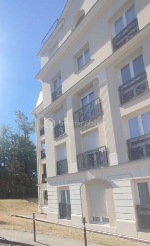 À VENDRE – Appartement T2 de 57 m² à DAMMARIE-LES-LYS

Dans une résidence sécurisée, fermée et recherchée, découvrez cet agréable appartement de 57 m², situé au 4ᵉ étage avec ascenseur.

Il se compose d’une entrée avec placard, d’une salle d’eau, de WC séparés, d’un salon avec cuisine ouverte, aménagée et équipée, ainsi que d’une chambre avec rangement.

Le bien est vendu avec un garage fermé en sous-sol (box).

Charges de copropriété : 130 € par mois, comprenant l’eau froide et l’entretien des espaces communs.

💰 Prix : 159 000 € frais d’agence inclus

Un appartement idéal pour une résidence principale ou un investissement, au sein d’une résidence appréciée et sécurisée.